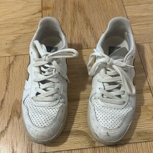 Woman’s vejas sneakers